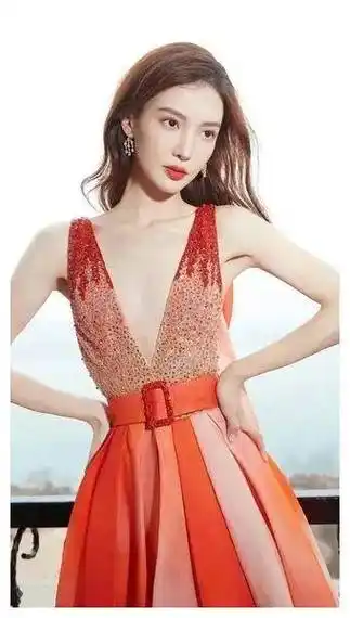 金晨新加坡街头惊艳吊带裙造型网友实拍见证真实风采