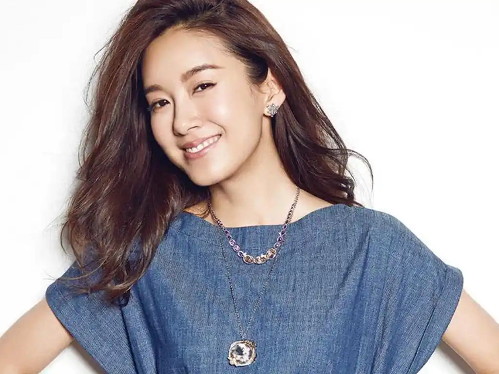 陈赫老婆晒游瑞士美照,青春靓丽的外形,能看出她已经34岁了吗?