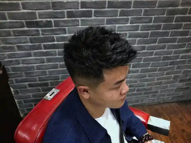 创星是他精致立体的飞机头发型展示