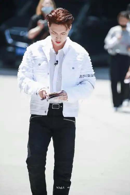 【5.18 张艺兴】张艺兴今日金曲青春上班饭拍～身穿白色外套.