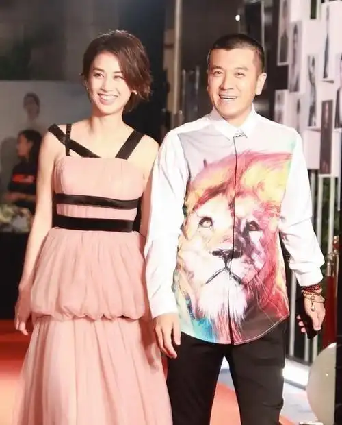 黄圣依和老公杨子同框两人感觉身高差不多但看着还挺般配