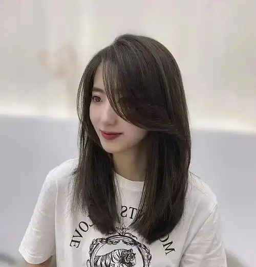 柔顺直发中长发型看起来虽然难驾驭温州染发温州烫发中长发发型看起来