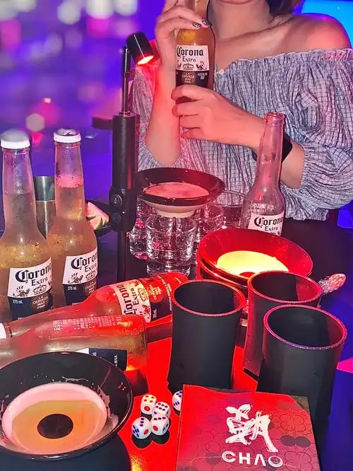 东莞酒吧新晋跳舞俱乐部09豪气得用碗喝酒