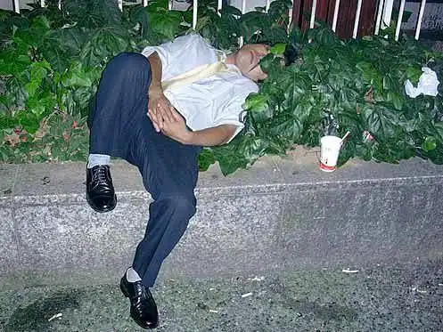 最后,酒后耍酒疯,害人害己,喝酒不喝醉是喝酒的最高境界.