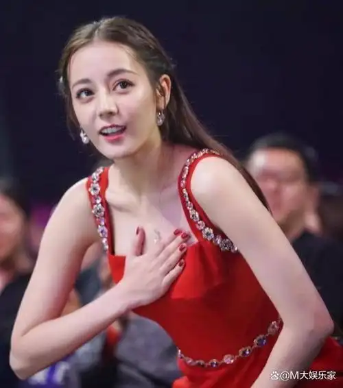 迪丽热巴频频"走哪捂哪"引猜测:私照曝光揭秘她的真实难处