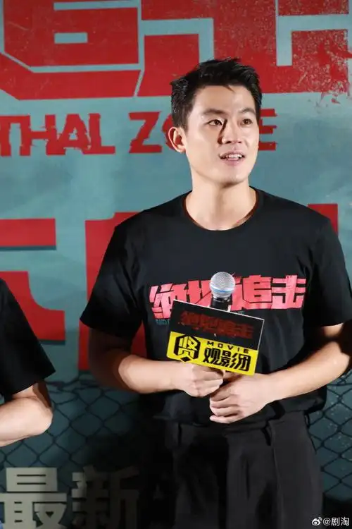 中气十足,一身正气,属实羡慕在现场的观众啊,期待欧豪在电影中的精彩