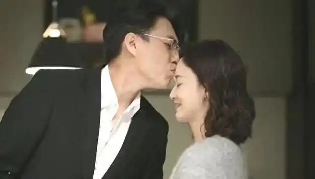 靳东的四位"老婆"个个都美如花,只是她是个老阿姨