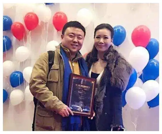 45岁房海燕近况曝光,因参加富豪寿宴被开除,圈外老公身份神秘