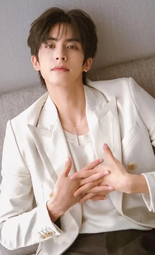 宋威龙午后随拍##宋威龙光影氛围感写真