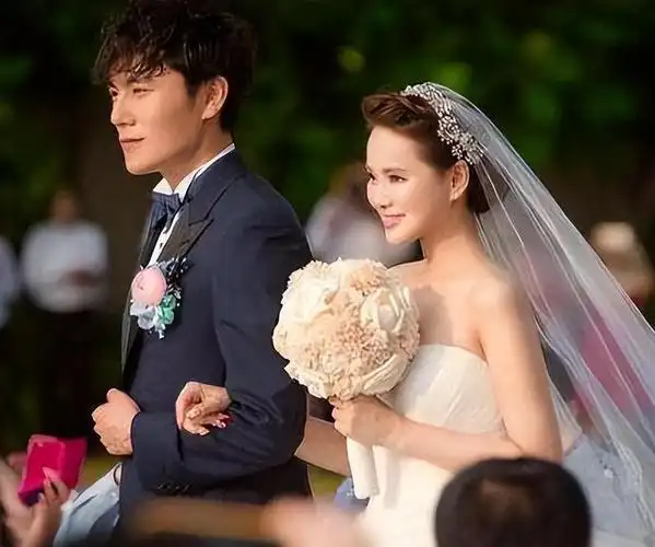 庾澄庆携哈利继母参加儿子毕业典,张嘉欣气质出众未见生母伊能静|婚姻