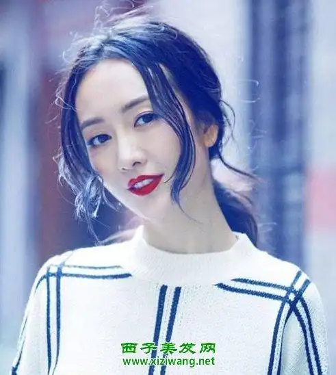 黑色中分高马尾发型,当两边的长刘海起到了修颜的效果之外,在一款马尾