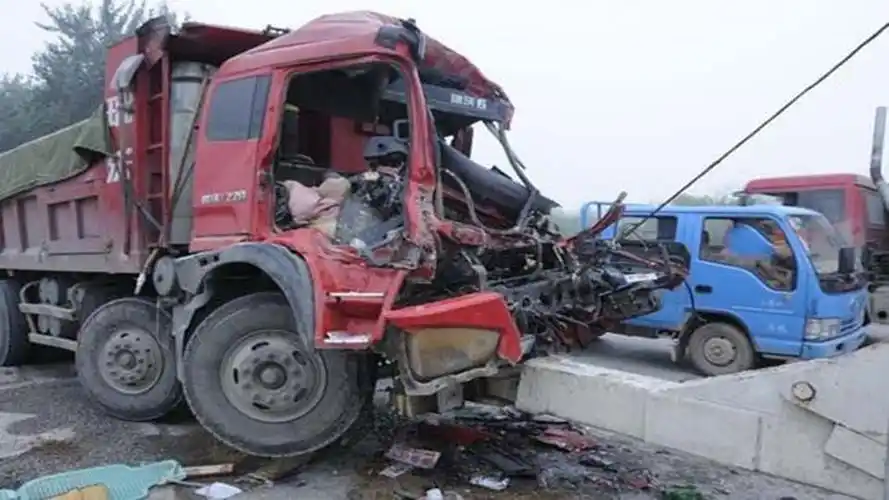 胆小勿入!大货车惨烈碾压撞粉卡车最新交通事故#事故警世钟060期