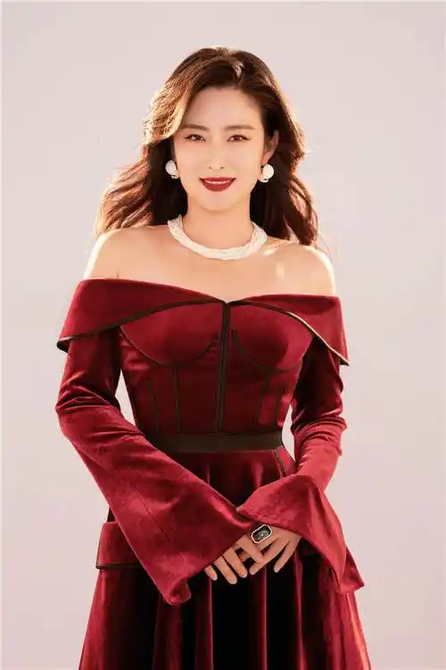 连衣裙的徐百慧,大方秀出精致锁骨和性感美肩,高贵冷艳的气质显露无遗