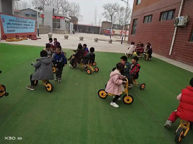 北街幼儿园有趣的生活—户外活动《骑小车》