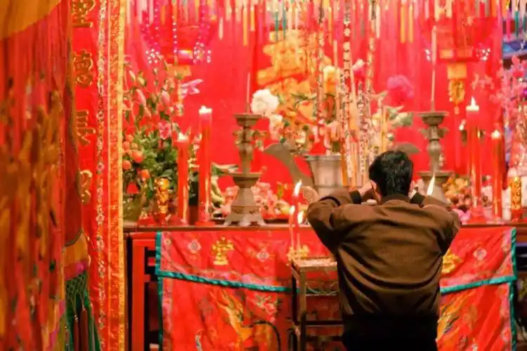 网友们吵翻了 !