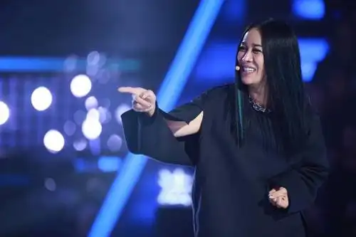 《中国新歌声》郎朗上台摔跤 那英笑场