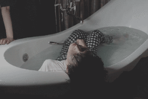 浴缸大片公开后继续上传拍摄花絮,我不允许还有人没看过湿身的范丞丞!