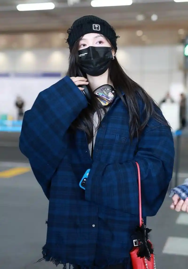 吴宣仪机场街拍,格纹厚外套 微喇叭裤 头戴式耳机潇洒随性[比心]