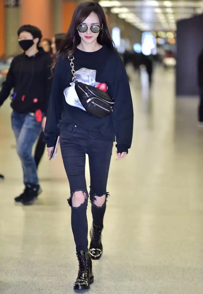 唐嫣一身黑色化身酷帅少女!红唇黑超酷帅十足 破洞牛仔裤秀长腿