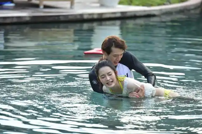 给魏大勋吹头发的是李沁