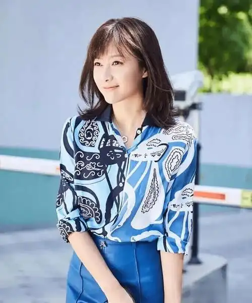 徐静蕾在娱乐圈有才女之称,她在时尚领域也有一席之地,出席活动时的她