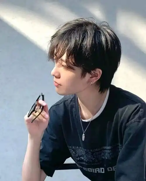 港风少年感短发_发型