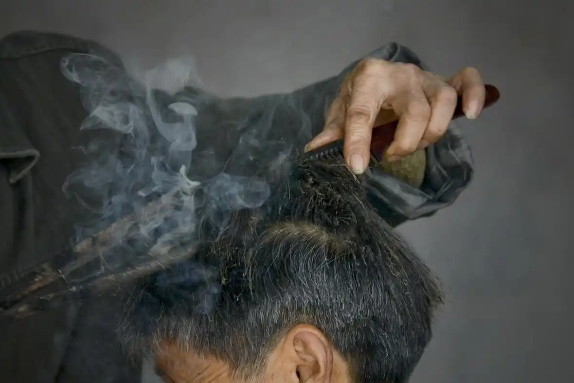 在七八十年代,一些爱美的人为了追求时髦,到理发店里火钳烫发,也就是