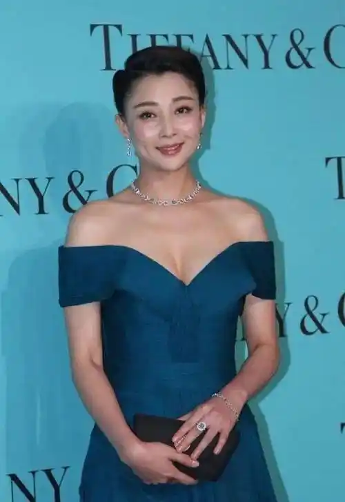 她年轻时曾迷倒一大片男人,却不结婚不生孩子,今41岁嫩成水蜜桃_殷桃