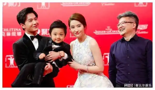 刘亦菲一家三口走红毯穿花瓣露腰裙清新甜美和杨洋真般配