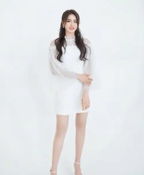 金子涵实在是太有魅力了粉色露肩连衣裙甜美可人妥妥的女神