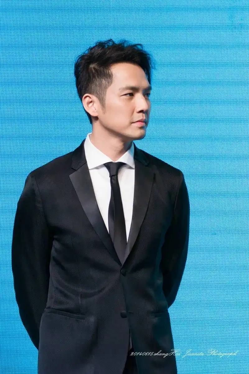 钟汉良黑色西装,尽显成熟男人魅力