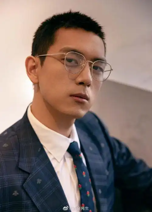 腾讯视频星光大赏##李现眼镜造型##李现蜜蜂格纹西装