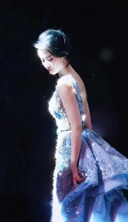 神仙姐姐刘亦菲近期公开穿搭照美出新高度胖了也没影响颜值