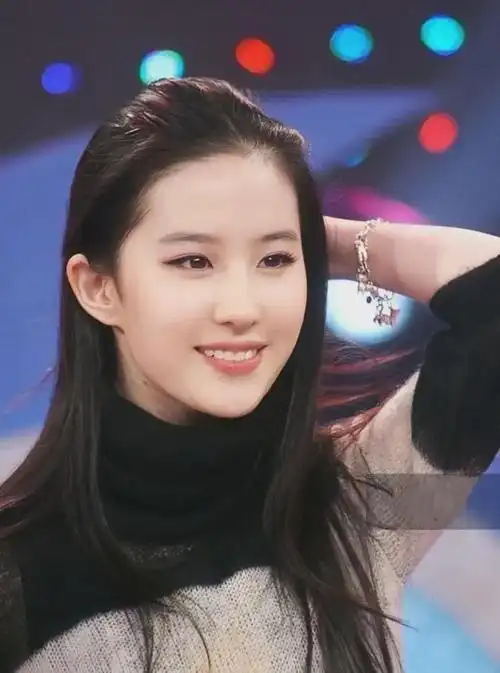 很多人都说刘亦菲笑起来不好看,说她笑起来不能露齿,因为刘亦菲长了一