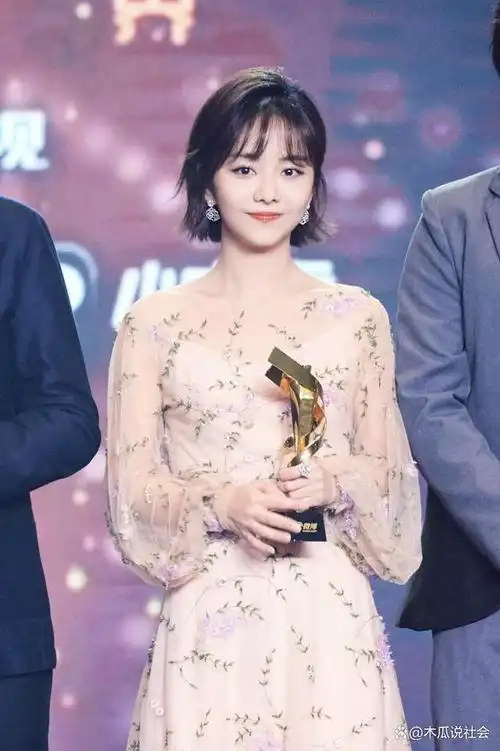 纪实33岁国民闺女谭松韵本是幸福的三口之家因车祸改变了一切