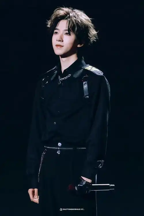 贺峻霖澳门演唱会绝美饭拍 甜酷随意切换……|贺峻霖|演唱会|小王子_