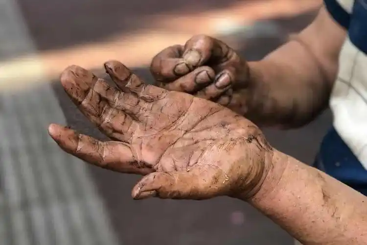 工作结束之后看看师傅满手的黑污,相信不管之后怎样洗手,还是会残留下