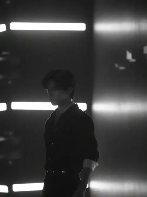 易烊千玺背影a感##易烊千玺掌管黑白氛围感的神