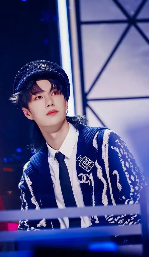 王一博红毯动态视频贝雷帽蛮乖巧的和之前造型超不同诶