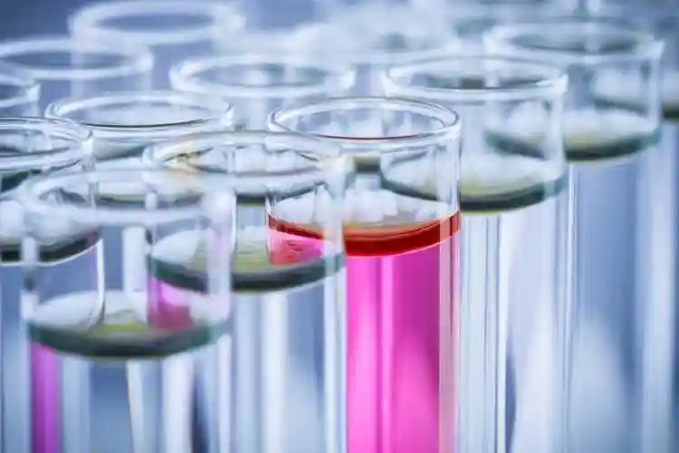 试管里液体化学反应特写