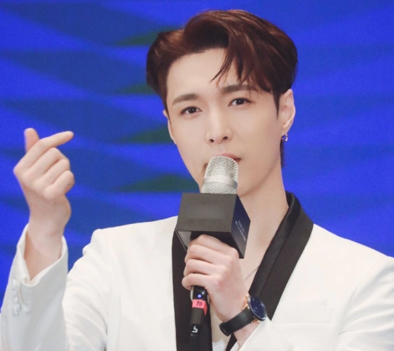 张艺兴520向粉丝表白,活动现场比心太甜蜜,贝壳:已经习惯了