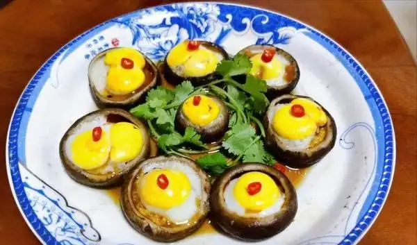 蒸菜,寓意蒸蒸日上,象征着来年日子一天比一天好,是新年餐桌上少不了