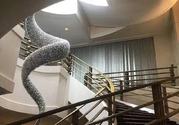 张馨予接亲现场曝光,何捷单膝跪地为新娘穿鞋,一句话甜齁现场_婚礼