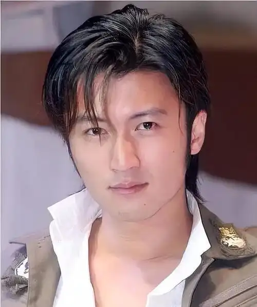 谢霆锋现身活动颜值大翻车!身材发福,造型油腻,评论区大吐槽