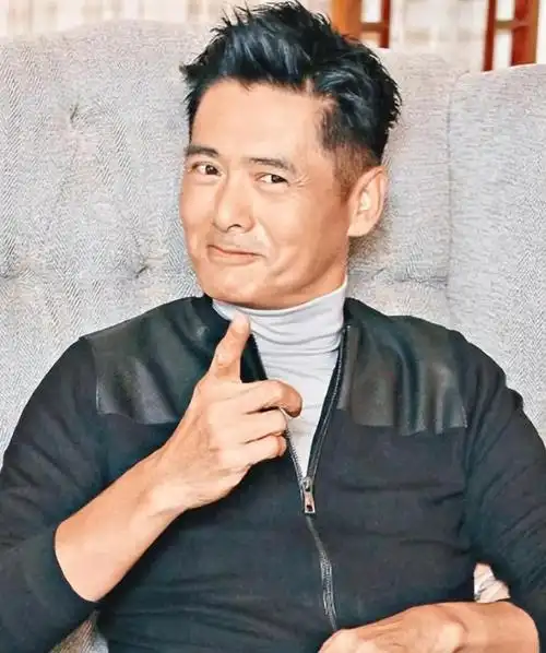 67岁周润发近照衰老精瘦状态越来越好看淡人生潇洒一生