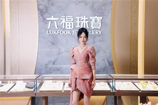 六福珠宝全球代言人唐嫣空降北京 开启2024新品发布会