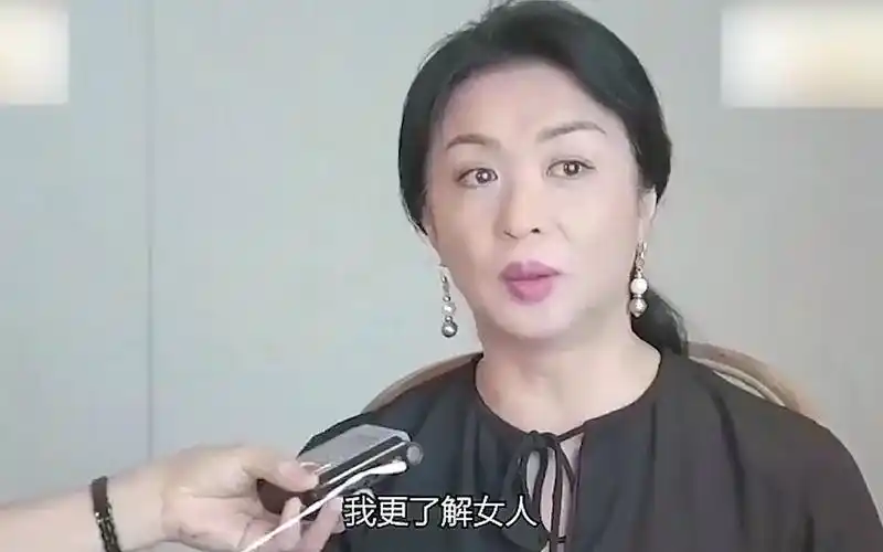 55岁金星泳装视频罕见曝光:上半身女人味十足!腰以下部位太尴尬