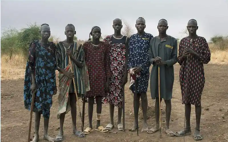 世界上最黑最高的种族:每人脸上都有六个疤,取名都用中国的姓氏_哔哩