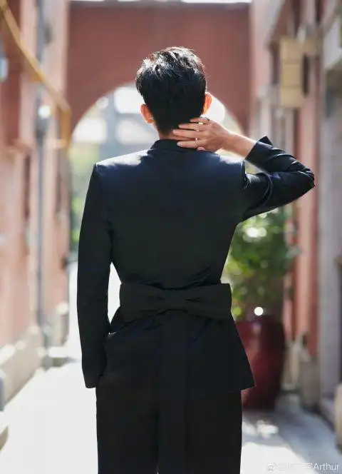 陈飞宇最新大片曝光,他身穿黑色西装,小秀精致侧颜,摸头背影杀帅气