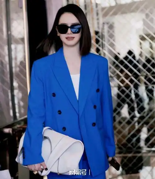 太惊艳戚薇蓝色西装造型又美又飒霸气十足不愧是戚哥